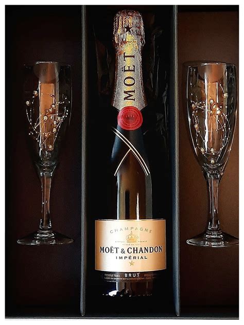 moët & chandon impérial brut champagne metal gift box|moet definition.